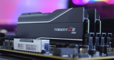 Módulo de RAM Trident Z5 Neo sobre una placa madre, con un fondo difuso en tonos morados y azules. Diseño moderno y elegante.