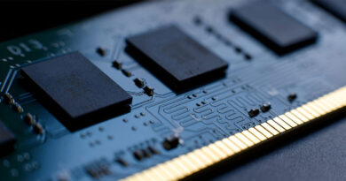 Módulo de memoria RAM con circuitos impresos, chips oscuros y contactos dorados, sobre un fondo oscuro y suave.