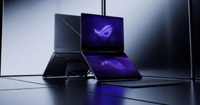Laptop ASUS ROG Zephyrus Duo 2026 en un fondo negro y gris, mostrando su diseño moderno y doble pantalla iluminada en colores púrpuras.