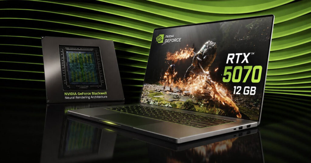 Laptop con la GPU GeForce RTX 5070 en pantalla, mostrando un gráfico vibrante, junto a un chip NVIDIA en fondo verde y negro.