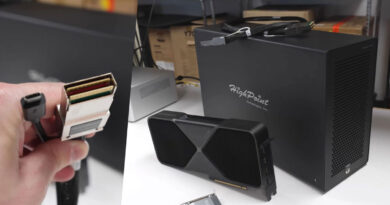 Conector PCIe en mano junto a un eGPU HighPoint negro, mostrando su diseño y puertos, sobre un fondo de almacenamiento.