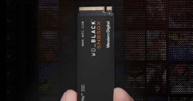 SSD WD Black SN850X en mano, con fondo oscuro, destacando su diseño elegante y el logo de Western Digital en colores negro y naranja.