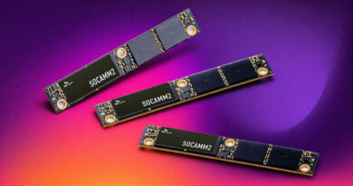Tres módulos de memoria SOCAMM2 de 192 GB sobre un fondo degradado morado y naranja, mostrando sus circuitos y etiquetado.