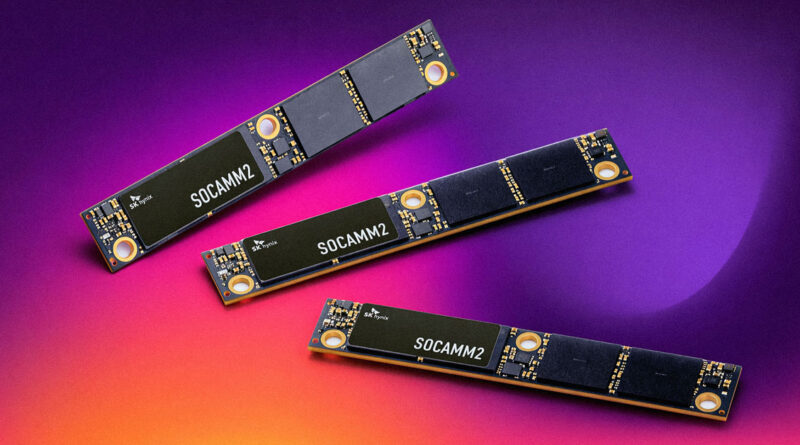 Tres módulos de memoria SOCAMM2 de 192 GB sobre un fondo degradado morado y naranja, mostrando sus circuitos y etiquetado.