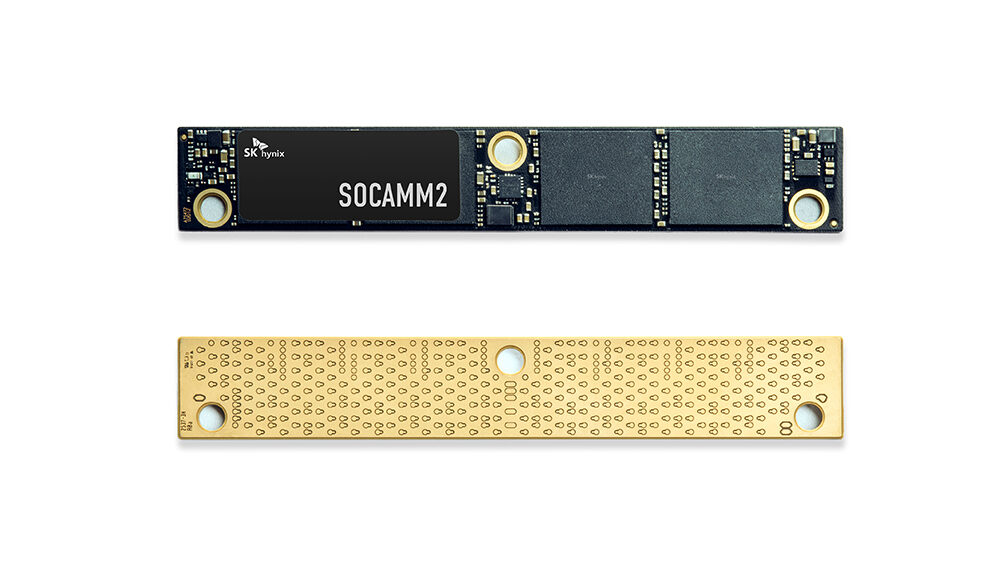 Módulo de memoria SOCAMM2 de SK Hynix, con una parte superior oscura y una inferior dorada con patrones, diseñado para GPUs.