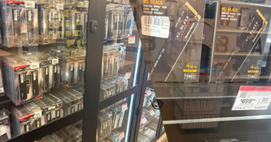 Estantes llenos de unidades SSD y RAM en Micro Center, con precios destacados y etiquetas de oferta en un entorno de tienda tecnológica.