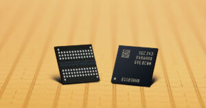 Dos módulos de memoria DRAM con un fondo dorado, mostrando detalles de circuitos y el logotipo de Samsung en un diseño moderno.