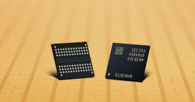 Dos módulos de memoria DRAM con un fondo dorado, mostrando detalles de circuitos y el logotipo de Samsung en un diseño moderno.