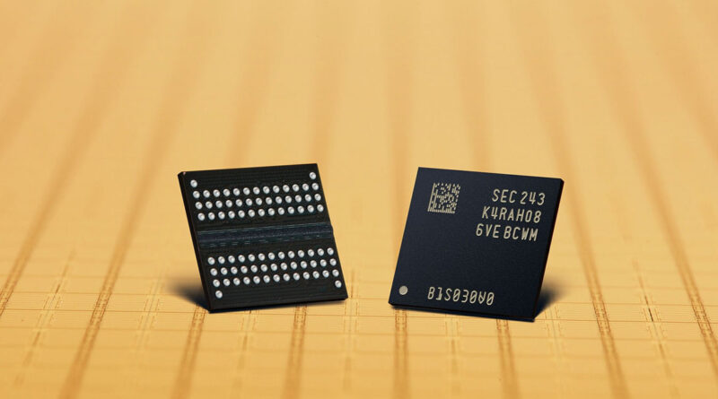 Dos módulos de memoria DRAM con un fondo dorado, mostrando detalles de circuitos y el logotipo de Samsung en un diseño moderno.