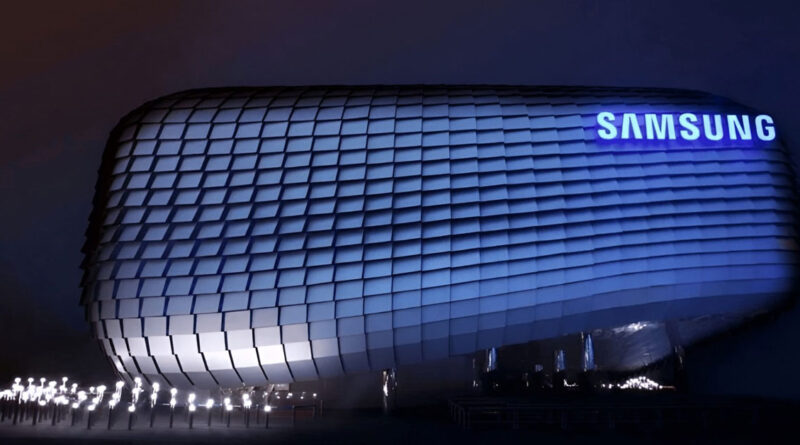 Edificio moderno de Samsung con fachada ondulada y letras brillantes, iluminado en tonos azules y con luces en el suelo.