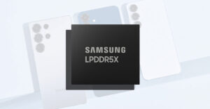 Logotipo de Samsung en negro sobre un fondo suave, con tres teléfonos en tonos claros detrás, resaltando la tecnología DRAM LPDDR5X.
