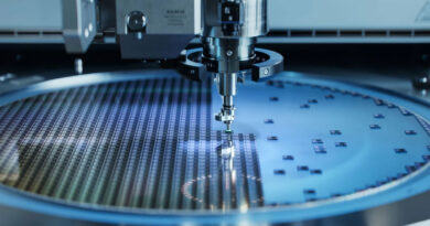 Brazo robótico sobre oblea circular de silicio con matriz de microchips, iluminación azul y herramientas de colocación.