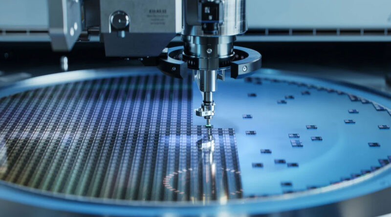 Brazo robótico sobre oblea circular de silicio con matriz de microchips, iluminación azul y herramientas de colocación.