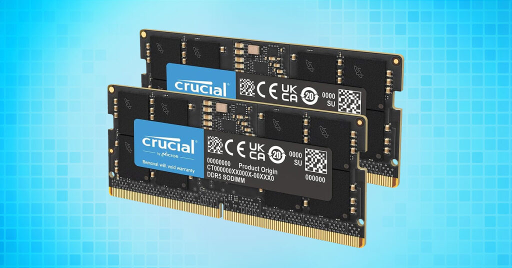 Módulos de RAM DDR5 SO-DIMM de 16 GB en color negro y azul, con etiquetas de marca y especificaciones técnicas visibles. Fondo azul claro.