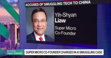Retrato del cofundador de Supermicro, Yih-Shyan Liaw, con un fondo moderno y texto sobre el caso de contrabando de tecnologia a China.