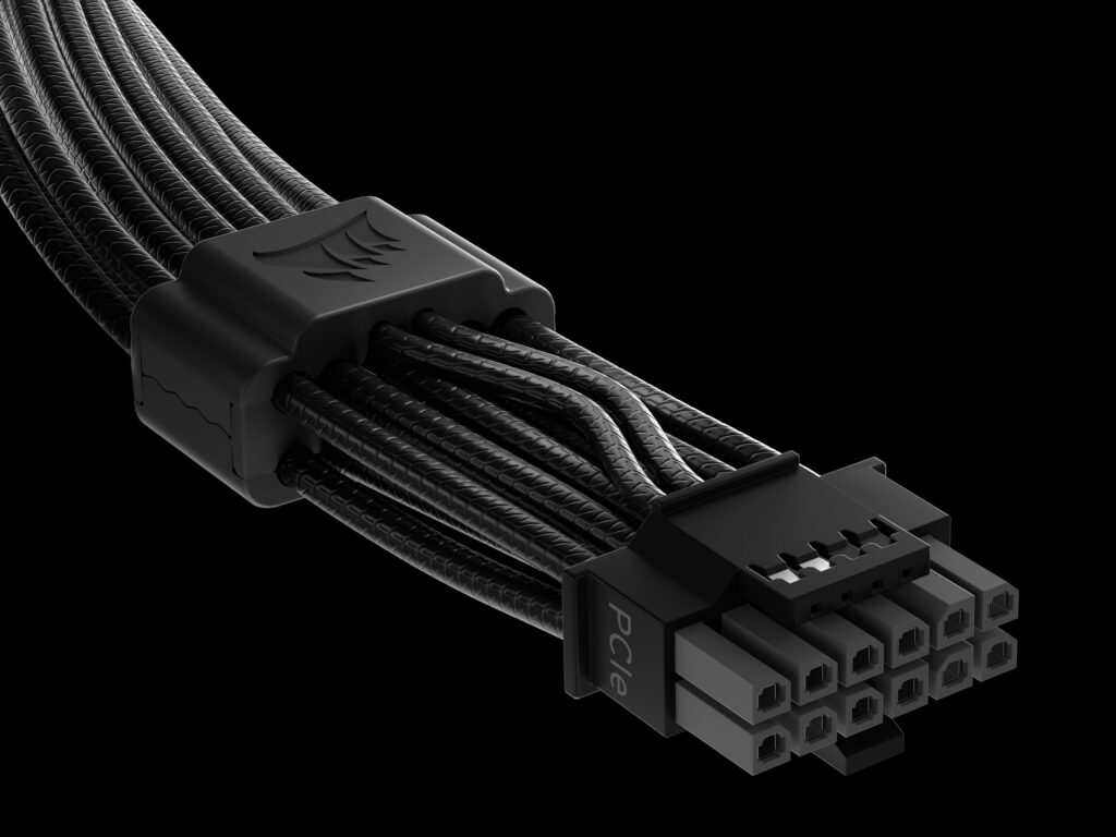 Cable de alimentación de 16 pines en color negro, con conectores organizados y un diseño moderno, ideal para GPUs.