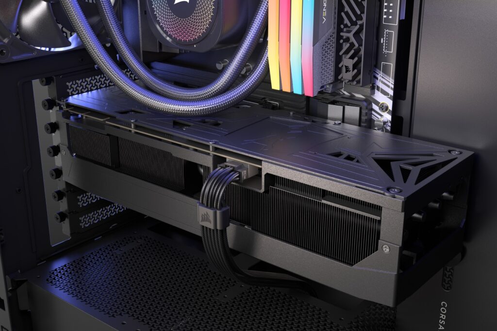 Tarjeta gráfica instalada en una carcasa de PC, con cables organizados y un sistema de refrigeración líquida visible, predominan los tonos oscuros.