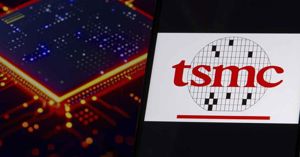 Logotipo de TSMC en primer plano, sobre un fondo tecnológico de circuitos en tonos rojos y naranjas.