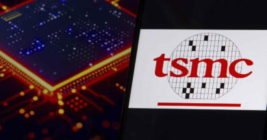 Logotipo de TSMC en primer plano, sobre un fondo tecnológico de circuitos en tonos rojos y naranjas.