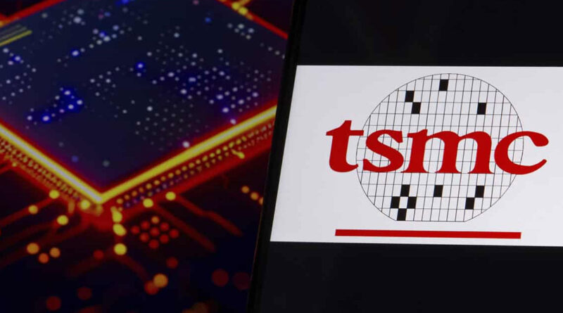 Logotipo de TSMC en primer plano, sobre un fondo tecnológico de circuitos en tonos rojos y naranjas.