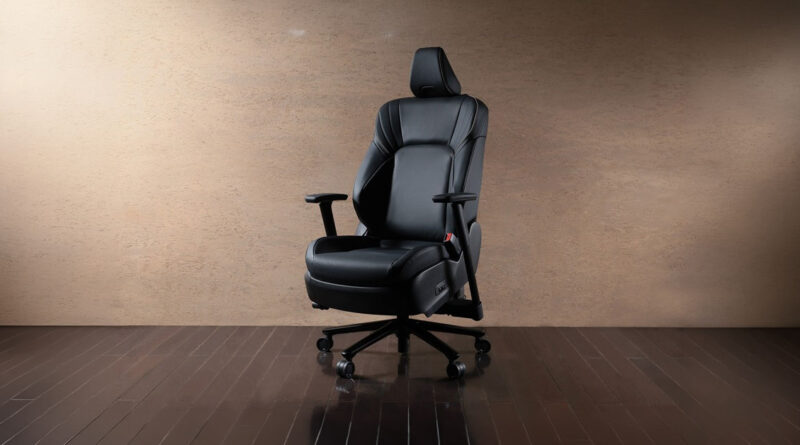 Silla gaming negra con diseño ergonómico, reposabrazos ajustables y base giratoria, sobre un fondo marrón claro.