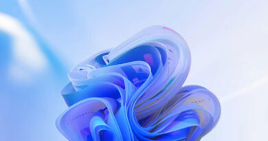 Estructura en espiral de pliegues azules y violetas con reflejos y degradados suaves sobre fondo claro.