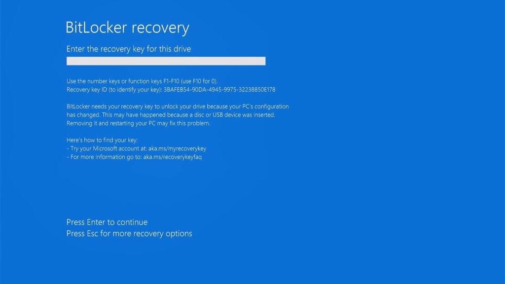 Pantalla azul con mensaje de recuperación de BitLocker, instrucción para ingresar la clave de recuperación y opciones de continuidad y recuperación.