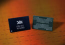 Chip de memoria NAND 3D de YMTC, uno en negro con texto blanco y otro verde con puntos, sobre fondo naranja brillante.