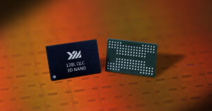 Chip de memoria NAND 3D de YMTC, uno en negro con texto blanco y otro verde con puntos, sobre fondo naranja brillante.