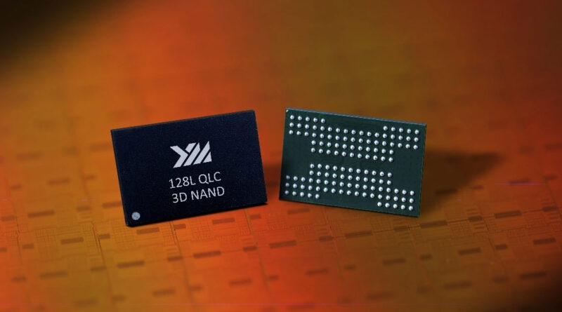 Chip de memoria NAND 3D de YMTC, uno en negro con texto blanco y otro verde con puntos, sobre fondo naranja brillante.