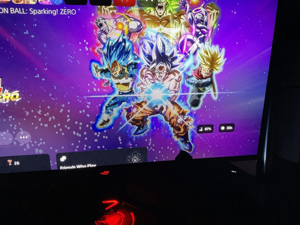Pantalla de videojuego con personajes de Dragon Ball en colores vibrantes, mostrando un fondo morado y elementos decorativos.