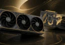 Tarjeta gráfica GeForce RTX 5070 en negro y dorado, con ventiladores triples y detalles de diseño elegante, ambientada en fondo brillante.