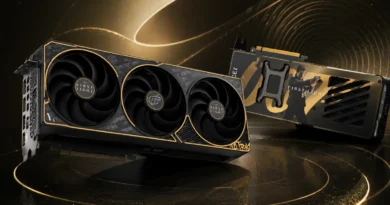 Tarjeta gráfica GeForce RTX 5070 en negro y dorado, con ventiladores triples y detalles de diseño elegante, ambientada en fondo brillante.