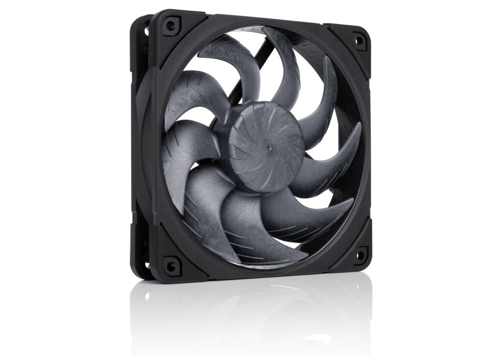 Ventilador de computadora de color negro con aspas en forma de hélice y diseño aerodinámico, sobre fondo blanco.