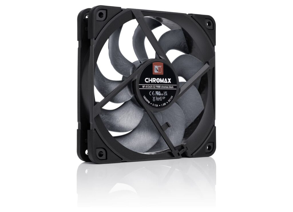 Ventilador de PC en color negro con aspas grises, con protección de rejilla y el logo CHROMAX en el centro. Fondo blanco.
