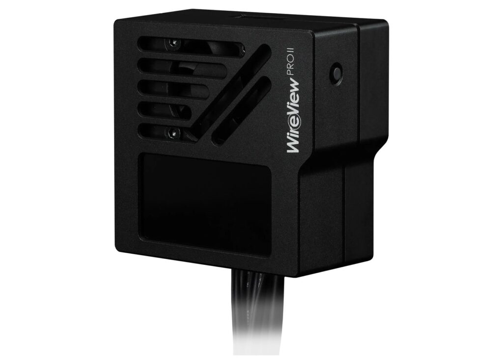 Dispositivo WireView PRO II en color negro, con diseño rectangular y rejillas de ventilación, acompañado de un cable negro.