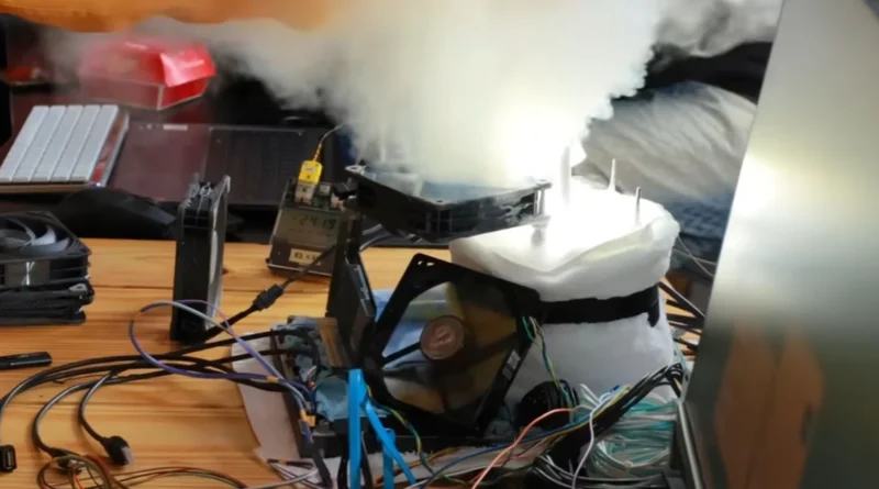 Sistema de refrigeración extrema con vapor, procesador Intel Core i9-14900KF y cables desordenados en una mesa de trabajo.
