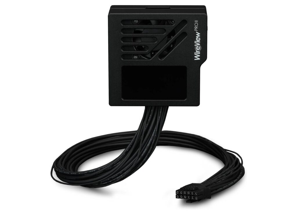 Dispositivo de monitoreo WireView PRO, con diseño negro, puerto en la parte frontal y cables negros conectados en la parte inferior.