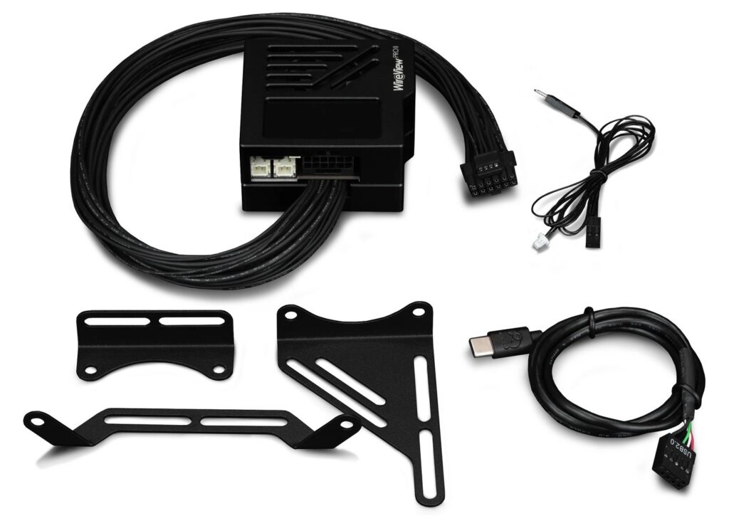 Conjunto de cables y accesorios en color negro, incluyendo un controlador, soportes metálicos y un cable USB-C, sobre fondo blanco.