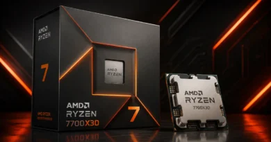 Caja del procesador AMD Ryzen 7 7700X3D destacando sus gráficos en negro y naranja, con el chip visible a la derecha sobre una superficie brillante.