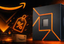 Caja negra con un procesador en el centro, adornada con luces naranjas, junto a un icono de Amazon y un símbolo de descuento.