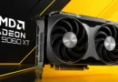 Tarjeta gráfica AMD Radeon RX 9060 XT, con un diseño negro y detalles en amarillo, destacando sus dos ventiladores frontales.