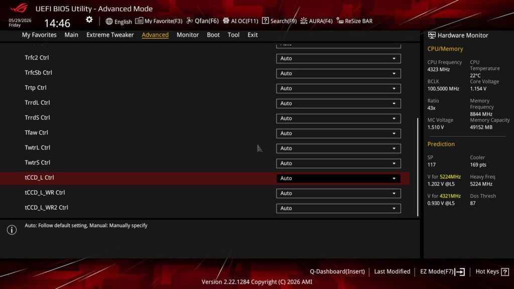Interfaz del BIOS en modo avanzado, con opciones de configuración de hardware en color negro y rojo, presentando ajustes automáticos.