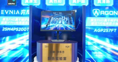 Monitor curvo BQE TPV en un pedestal con fondo azul brillante y texto en chino, destacando la frecuencia de 1000 Hz.