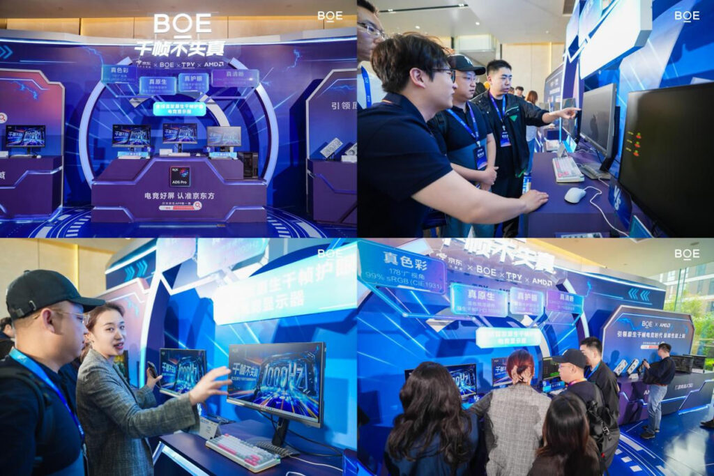 Stand de BOE con pantallas y monitores en exhibición, fondo azul y espacios interactivos; personas observando y probando las tecnologías.