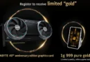 Tarjeta gráfica AORUS RTX 5090 INFINITY de Gigabyte con dos ventiladores, acompañada de un lingote de oro puro de 1 g en un fondo oscuro.