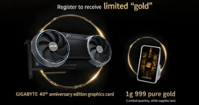 Tarjeta gráfica AORUS RTX 5090 INFINITY de Gigabyte con dos ventiladores, acompañada de un lingote de oro puro de 1 g en un fondo oscuro.
