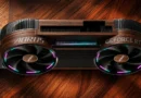 Tarjeta gráfica AORUS Infinity con acabado en madera, luces LED RGB circulares y diseño elegante sobre fondo de madera oscura.