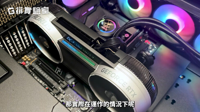 Tarjeta gráfica GeForce RTX con diseño moderno, iluminación RGB, instalada en una caja de PC negra con componentes visibles.