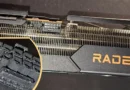 Conector RX 9070 XT dañado en la tarjeta gráfica ASRock Taichi. Resaltan componentes metálicos y el logo "Radeon" en color naranja.